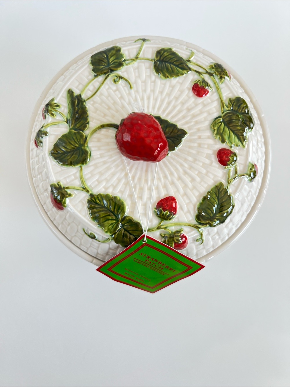 White Barn Bath And Body Works Strawberry Candle In Basket Jar Cottage Fairy - Picture 2 of 12